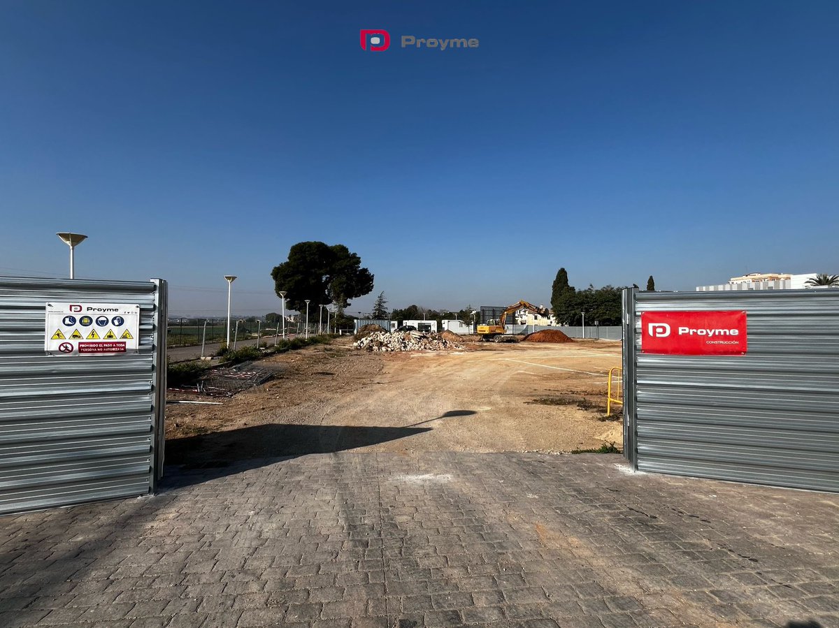 ProymeESP's tweet photo. Arrancamos las obras de un complejo inmobiliario que contará con 87 viviendas distribuidas en varios bloques. Este proyecto no solo ofrecerá un hogar, sino que también incluirá zonas verdes y una piscina al aire libre.🌳🏊‍♂️ Gracias al Promotor que nos ha confiado este proyecto🏡💚 https://t.co/wPJayaIJcP