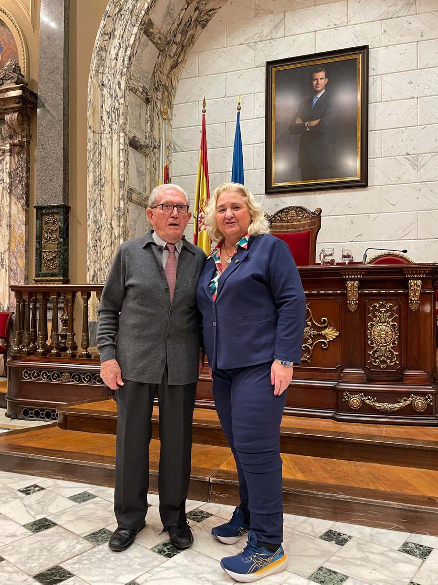 🎖️Un honor haber participado en la entrega al Dr. Joaquín Berenguer Lapuerta del Premio XVIII Certamen médico “Reconocimiento a toda una vida profesional”.

🙌 Gran iniciativa conjunta de la Fundación <a href="/IICOMV/">Colegio de Médicos de Valencia</a> -presidida por <a href="/DraMHurtado/">Dra. Hurtado-sarrio</a>-, y el <a href="/AjuntamentVLC/">Ajuntament València</a> desde hace 18 años.