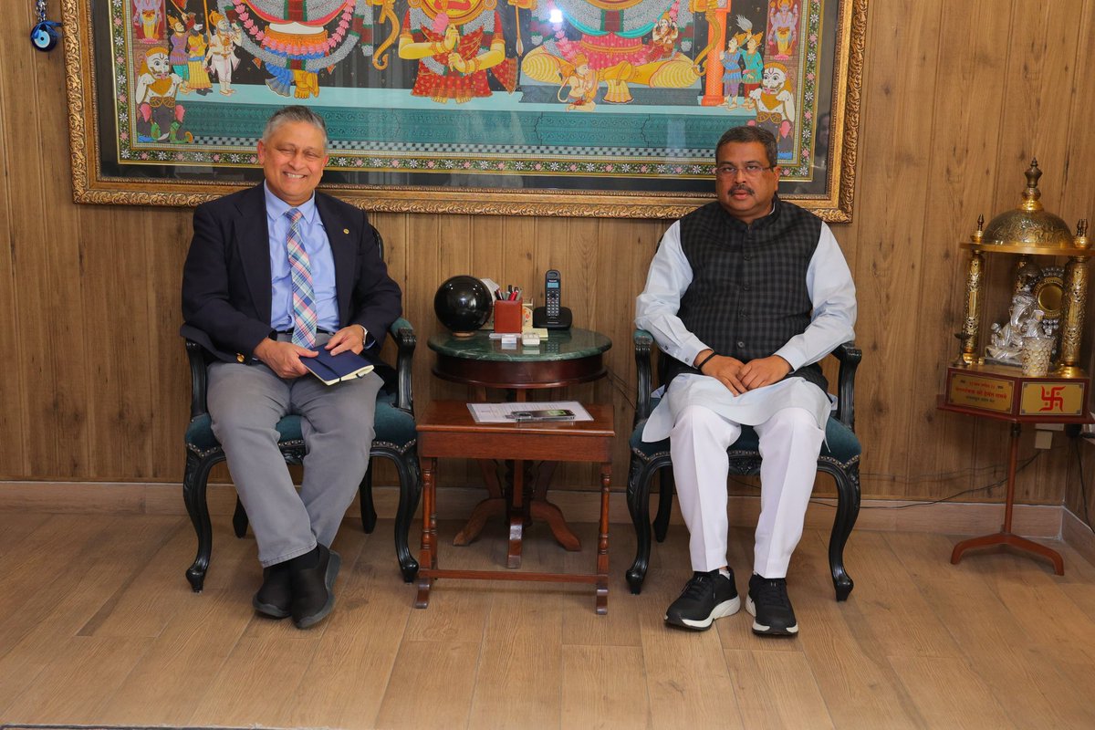 dpradhanbjp's tweet photo. Pleased to meet Dr. @RaviPendse, VP, Information Technology and Chief Information Officer, University of Michigan. 

Glad to know about initiatives being undertaken at  @UMich to support research, innovation and entrepreneurship; especially in AI innovation and development of cutting-edge tools for real-world applications in education, healthcare and industry. 

Hon’ble PM @narendramodi ji’s visit to the U.S. has provided additional momentum to expanding the contours of India-America education cooperation on all fronts. Appreciate Dr. Pendse’s keenness to scale up academic collaborations and work together with Indian HEIs.