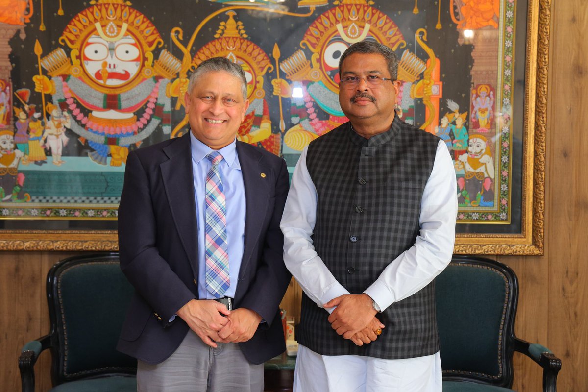 dpradhanbjp's tweet photo. Pleased to meet Dr. @RaviPendse, VP, Information Technology and Chief Information Officer, University of Michigan. 

Glad to know about initiatives being undertaken at  @UMich to support research, innovation and entrepreneurship; especially in AI innovation and development of cutting-edge tools for real-world applications in education, healthcare and industry. 

Hon’ble PM @narendramodi ji’s visit to the U.S. has provided additional momentum to expanding the contours of India-America education cooperation on all fronts. Appreciate Dr. Pendse’s keenness to scale up academic collaborations and work together with Indian HEIs.