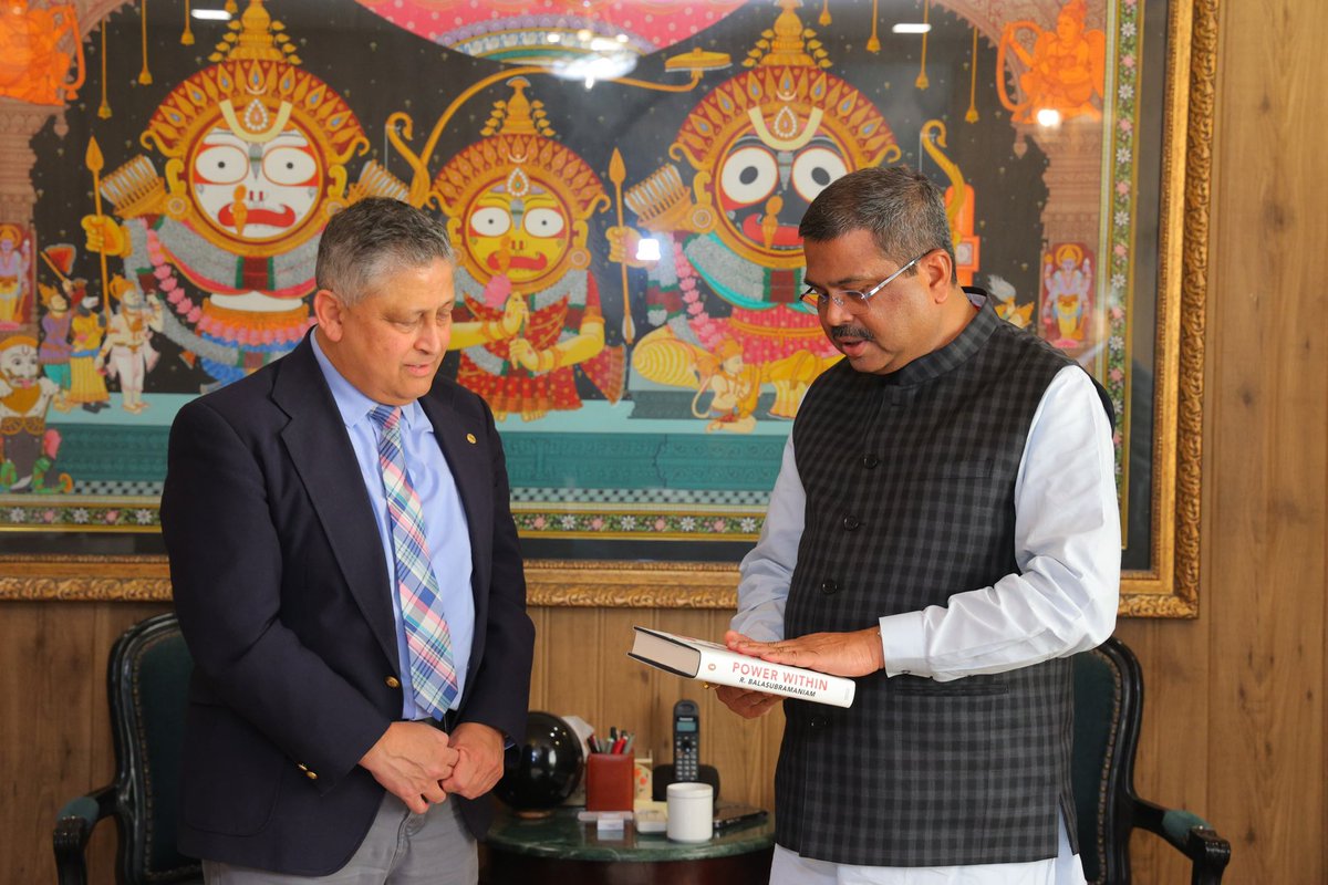 dpradhanbjp's tweet photo. Pleased to meet Dr. @RaviPendse, VP, Information Technology and Chief Information Officer, University of Michigan. 

Glad to know about initiatives being undertaken at  @UMich to support research, innovation and entrepreneurship; especially in AI innovation and development of cutting-edge tools for real-world applications in education, healthcare and industry. 

Hon’ble PM @narendramodi ji’s visit to the U.S. has provided additional momentum to expanding the contours of India-America education cooperation on all fronts. Appreciate Dr. Pendse’s keenness to scale up academic collaborations and work together with Indian HEIs.