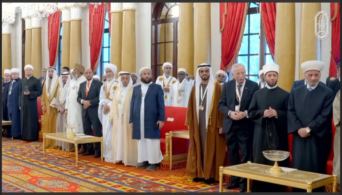 alshabebah's tweet photo. بكل المحبة والتقدير، نودّع اليوم مملكة البحرين العزيزة بعد يومين حافلين بالحوار والنقاش المثمر في رحاب مؤتمر الحوار الإسلامي - الإسلامي، الذي عُقد برعاية كريمة من جلالة الملك حمد بن عيسى آل خليفة. 
أتقدّم بخالص الشكر والامتنان لقيادة وحكومة البحرين الشقيقة، وللشعب البحريني الكريم، السهل القريب المحب، على حفاوة الاستقبال وكرم الضيافة، وهذه شيم ليست غريبة على الأشقاء في البحرين، بل تعكس أصالة هذا البلد الشقيق وعمق تاريخه في التسامح والتعايش.
كما أشيد بالدور الكبير الذي يضطلع به المجلس الأعلى للشؤون الإسلامية في البحرين، جنبًا إلى جنب مع الأزهر الشريف وشيخه فضيلة الإمام الأكبر الدكتور أحمد الطيب، في تعزيز قيم الحوار والتقارب بين أبناء الأمة الإسلامية، وحرصهم الدائم على ترسيخ مبادئ الوسطية والاعتدال.
لقد كان هذا المؤتمر محطة مهمة لتعزيز وحدة الصف الإسلامي، وفتح آفاق جديدة للتفاهم المشترك، بما يخدم قضايا الأمة في هذا الزمن الذي نحن أحوج فيه إلى التضامن والتكاتف ونبذ الطائفية والكراهية والعنف. 
دامت البحرين نموذجًا مضيئًا في دعم جهود التآخي والتقارب.
#اليمن #البحرين #الحوار_الإسلامي_الإسلامي