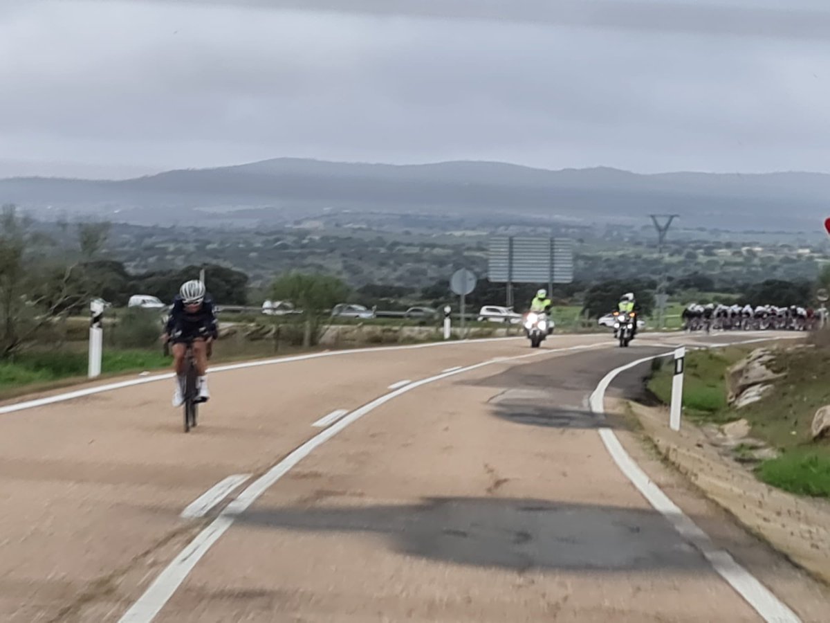 #CircuitoGuadiana25| Escasa distancia de <a href="/AlbertoGallego_/">Alberto Gallego Ruiz</a> al pelotón principal a 3 km del paso por Magacela