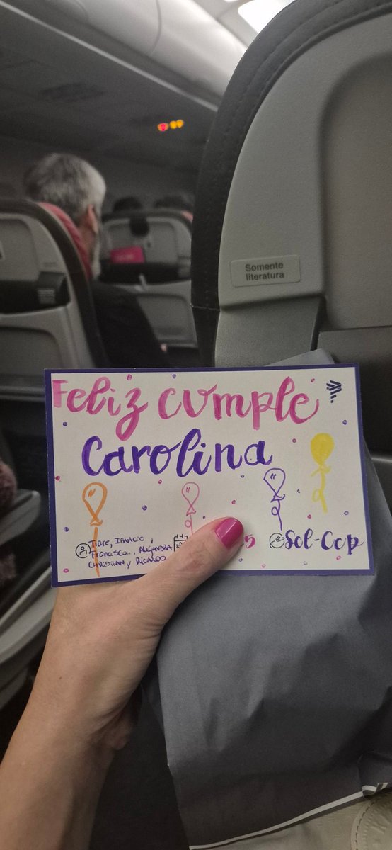 carosaez's tweet photo. Gracias @LATAM_CHI por la linda sorpresa, quel lindo detalle para despertar! 🫶🎁🎈 vuelo LA3. @LATAMAirlines https://t.co/3aMcsHpaZg