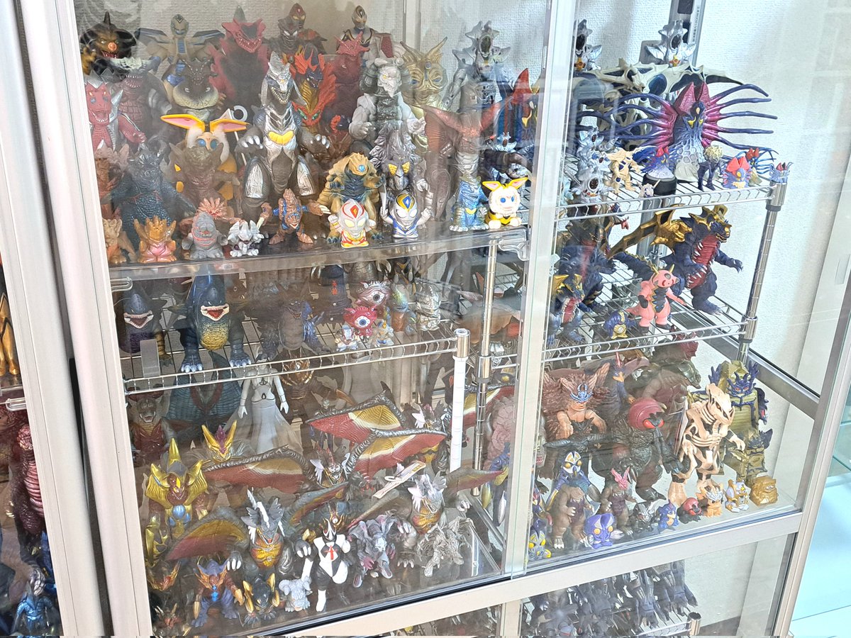 ウルトラマンの怪獣ソフビ棚その3、再設営完了。ダイナ～マックス