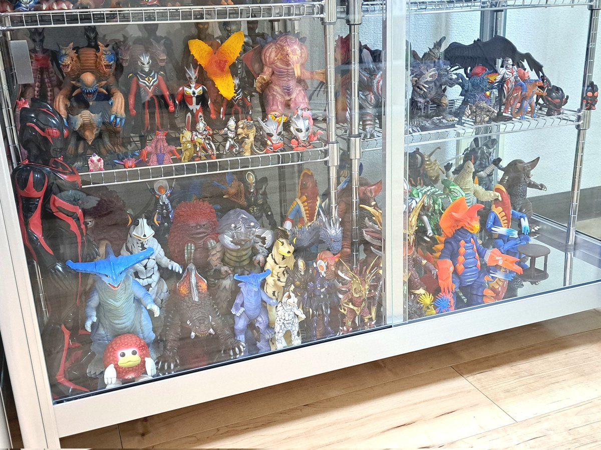 ウルトラマンの怪獣ソフビ棚その3、再設営完了。ダイナ～マックス