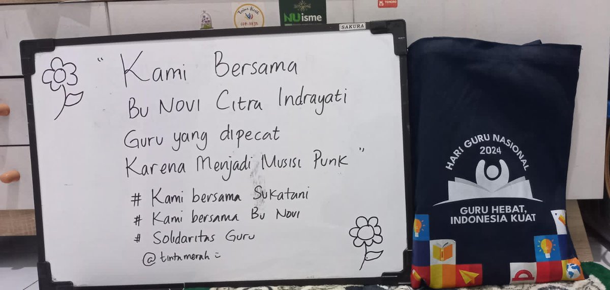 zanatul_91's tweet photo. Guru-guru mengirimkan ini sebagai bentuk solidaritas. Terima kasih Guru Budi Permana dan Andi. Mungkin bisa ditiru untuk mengajar senin nanti. https://t.co/EXrO8s0v2H