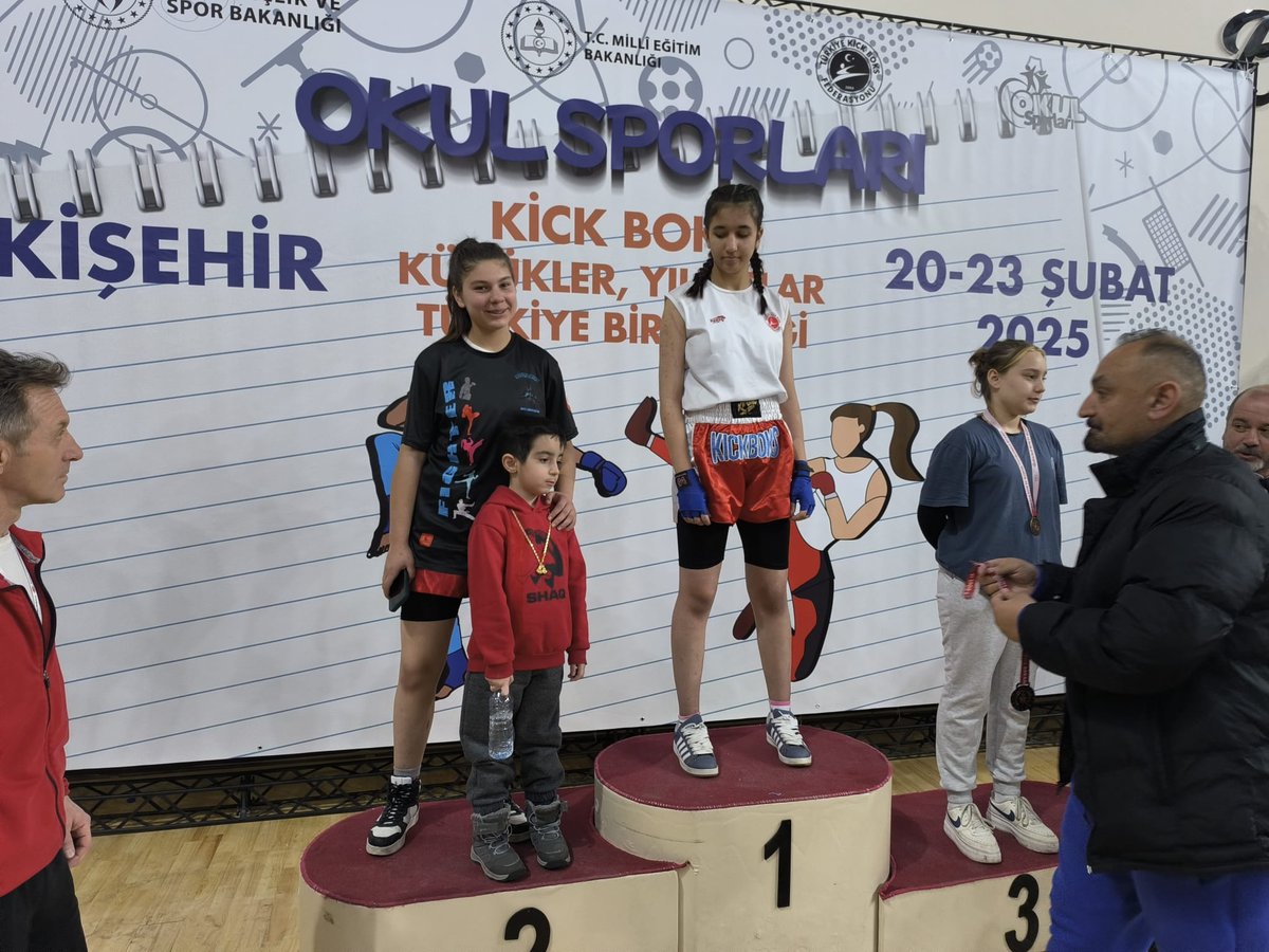 Eskişehir'de yapılan Türkiye kickboks şampiyonasında <a href="/BorsaKaracadag/">Borsa İstanbul karacadağ ortaokulu</a> Ortaokulu 8.sınıf  öğrencisi Nehir Arslan 65 kiloda kick boks kıck laght dalında Türkiye 2.olmuştur. sporcumuzu tebrik ederim.
<a href="/BaglarKaymakam/">Bağlar Kaymakamlığı</a>  <a href="/Murat4Kucukali/">Murat Küçükali</a>  <a href="/BaglarMEM21/">Bağlar İlçe Milli Eğitim Müdürlüğü</a>