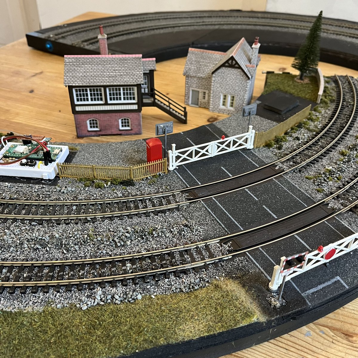 Assembling my modest circular layout on the kitchen table. Just goes to show you don’t need a massive permanent layout to take part in #ModelTrainShow2025