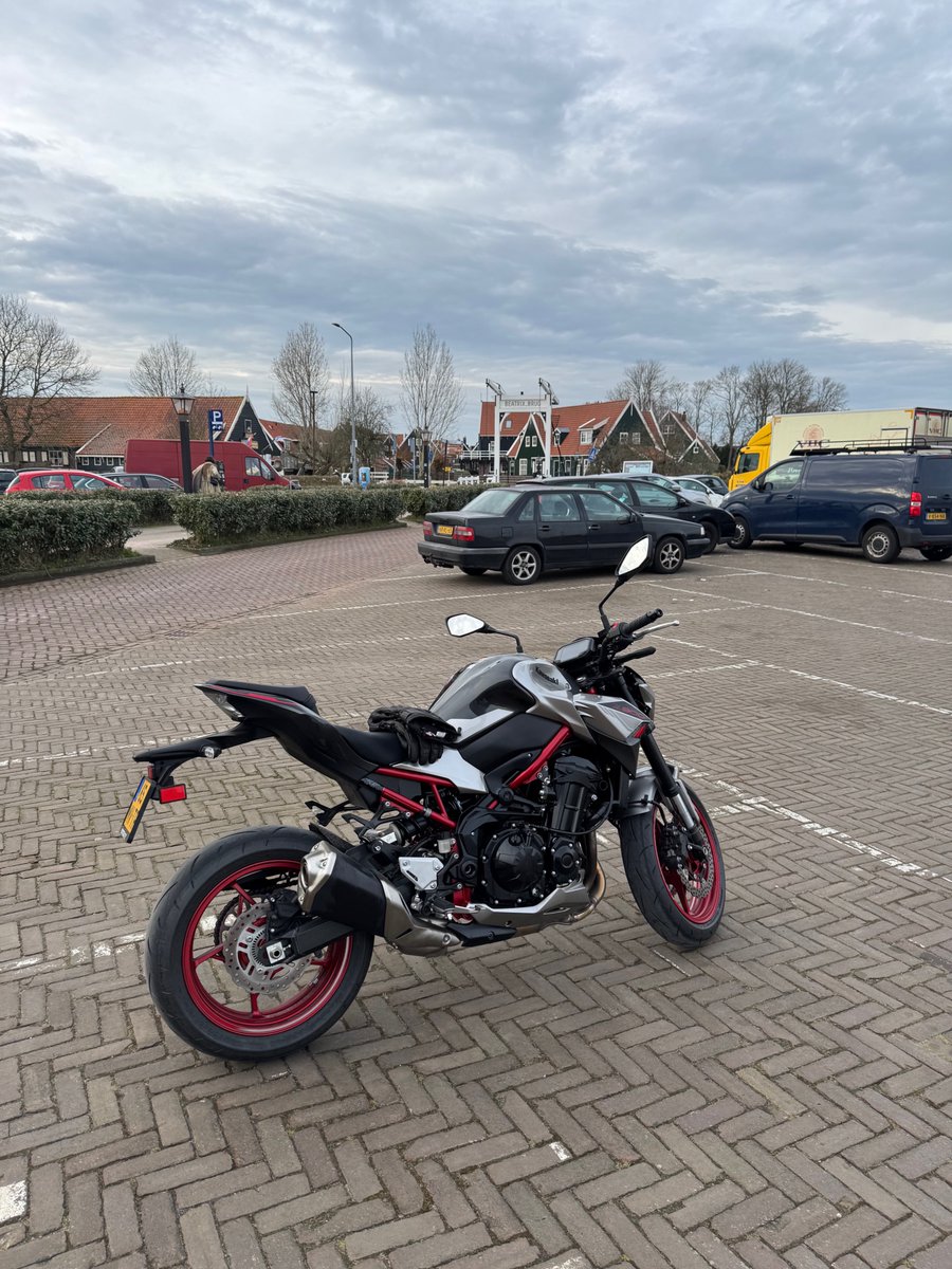 Zpeed's tweet photo. Yesterday was perfect: good weather, no other commitments and a day off work. Took my motorbike for a ride around Noord-Holland, ended up on Marken.
The first word coming to mind with the Kawasaki Z900 is definitely not "comfortable". But it's super fun to ride to that makes it all good!