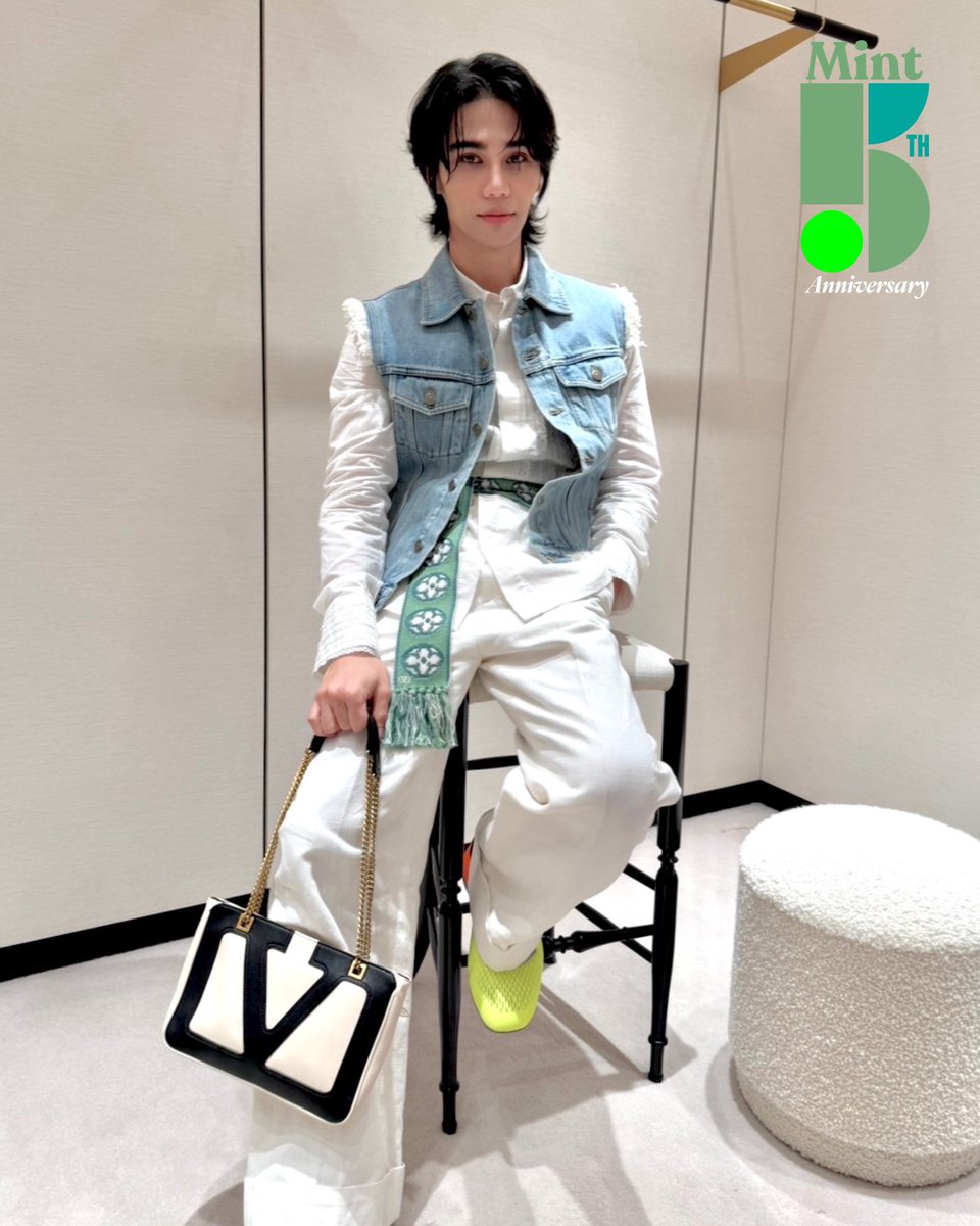 mintmag_th's tweet photo. จริตพี่คนหล่อ! #MintReports เก็บภาพหล่อของหนุ่ม #เจฟซาเตอร์ แบรนด์แอมบาสเดอร์ของเมซง ขณะเดินทางมาร่วมงานเปิดตัวบูติกแห่งใหม่ของ MAISON VALENTINO ที่จัดขึ้นในวันนี้ ณ​ เอ็มควอเทียร์ 💚

#ValentinoEMQxJeffSatur
#JeffSatur 
#ValentinoAvantLesDébuts  #PavillonDesFolies  #VALENTINOGARAVANI 
#MintMagTH