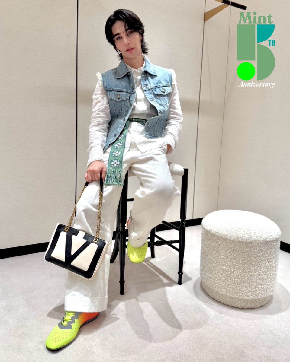 mintmag_th's tweet photo. จริตพี่คนหล่อ! #MintReports เก็บภาพหล่อของหนุ่ม #เจฟซาเตอร์ แบรนด์แอมบาสเดอร์ของเมซง ขณะเดินทางมาร่วมงานเปิดตัวบูติกแห่งใหม่ของ MAISON VALENTINO ที่จัดขึ้นในวันนี้ ณ​ เอ็มควอเทียร์ 💚

#ValentinoEMQxJeffSatur
#JeffSatur 
#ValentinoAvantLesDébuts  #PavillonDesFolies  #VALENTINOGARAVANI 
#MintMagTH