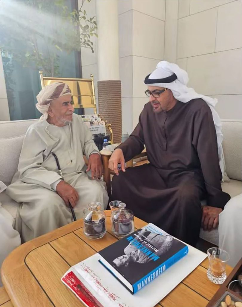صورة تجمع بين الشيخ #محمد_بن_زايد_آل_نهيان  والشيخ سلطان بن محمد الحبسي.

يظهر في الصورة كتاب "Mannerheim, Marshal of Finland: A Life in Geopolitics" 
و هو سيرة ذاتية تتناول حياة وتأثير كارل غوستاف إميل مانرهايم، الذي كان مارشالا ورئيسًا لفنلندا. يركز الكتاب على دور مانرهايم