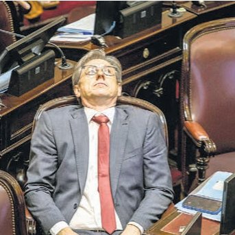ElForjista's tweet photo. Senador radical Eduardo Vischi que cambió su voto para garantizar la impunidad del estafador, pensando donde va ir de vacaciones con lo que el gobierno le pagó
Todos son Kueider https://t.co/FwXJblt4LG