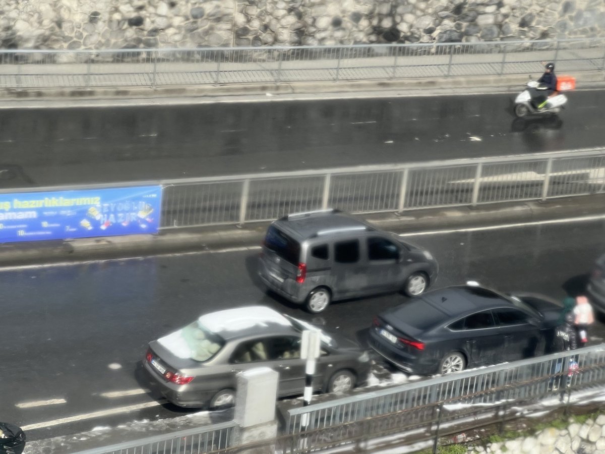 Yolun karşısı Kağıthane belediyesine ait. Kaldırımda tek kar yok . Diğer tarafı Beyoğlu belediyesi tuzlama yapılmamış. Kaldırımlar sulu ve kaygan kar içinde….