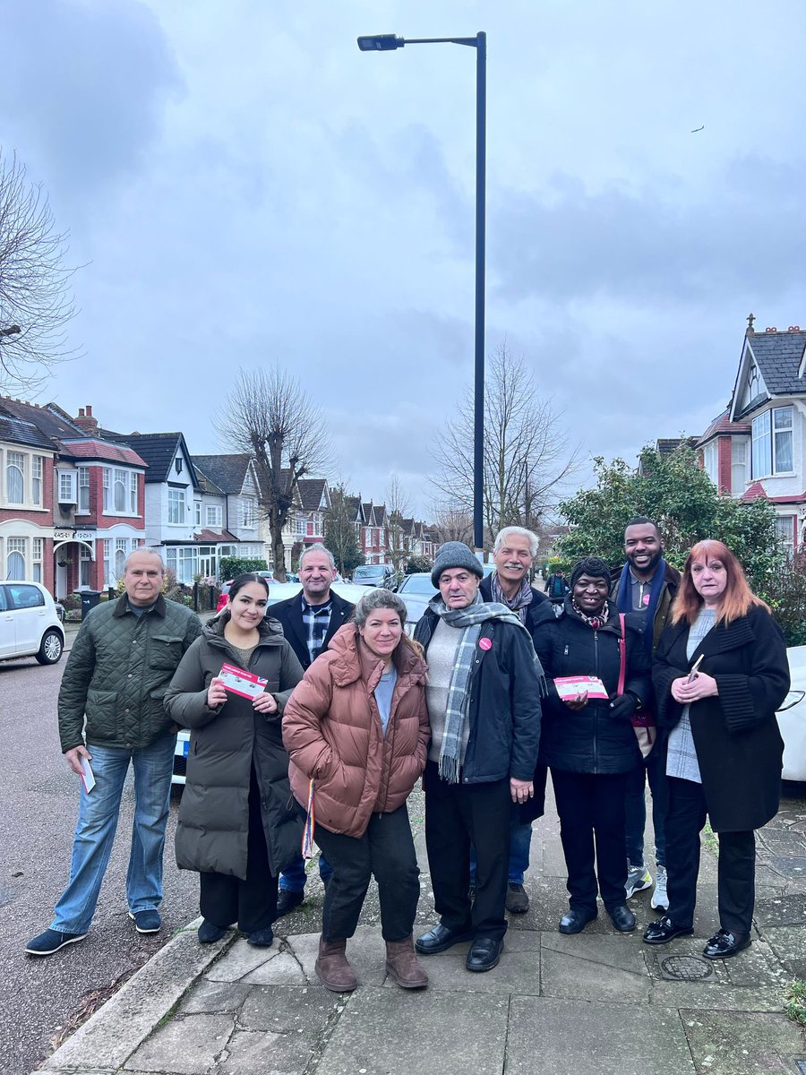 EllieElif's tweet image. Canvassing @ Palmers Green seeking residents issues and general chat 🌹#labourdoorstep