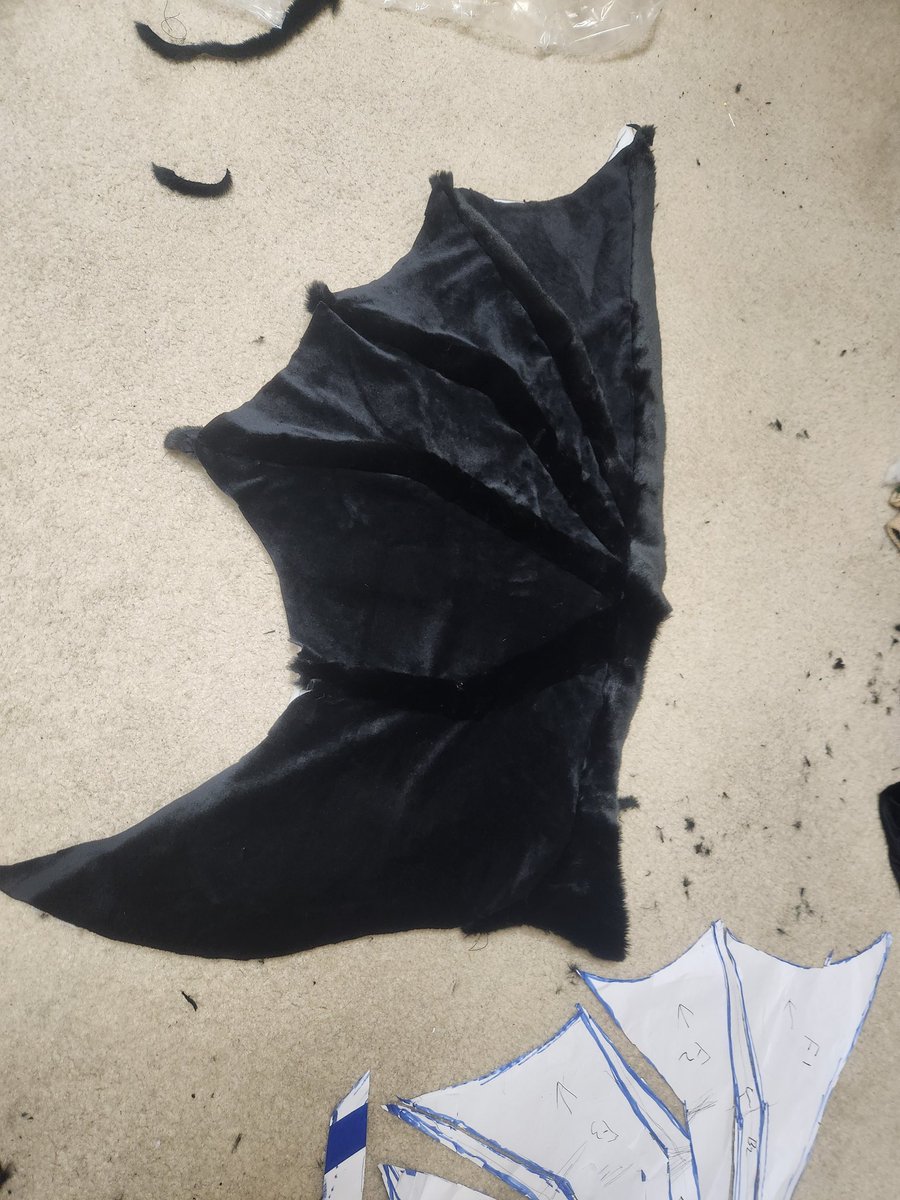 First look at the wings for Toothless!
This took way to long and I still have to do 3 more of them 🙃