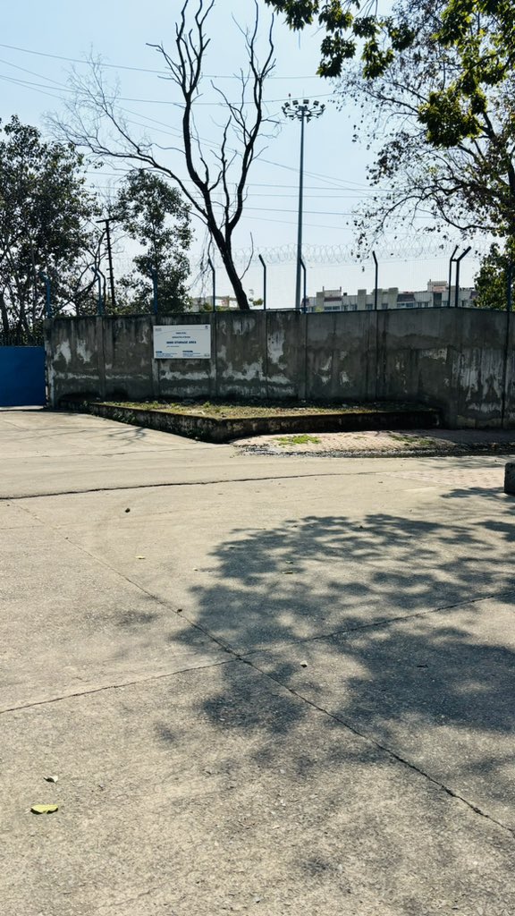 TarunTarush's tweet photo. @DCEastSinghbhum 
Sir, we are facing problems at Sonari, west layout near H road due to sewer water drainage 
Just outside IBMD sales yard huge water is flowing on road creating unhealthy condition 
Complain lodged since last one month but no action is taken pls help, pic given https://t.co/FmIn0ccr3W