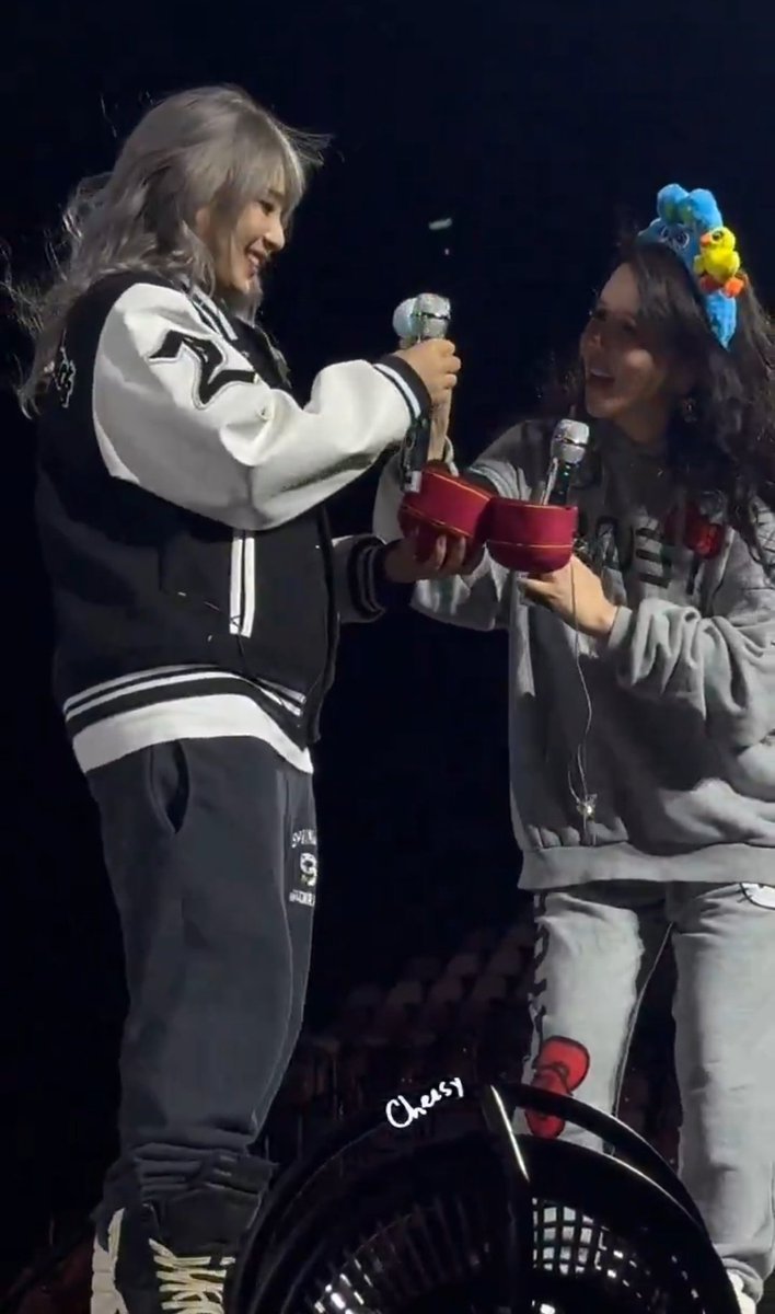 chaelizabeths's tweet photo. my two bias in one frame and they are now married.. bye i can die in peace 😭

MACAO LOVES CL
MAGIRL PARK BOM IN MACAO
#2NE1_WELCOMEBACKinMACAO
#歡迎回到澳門_2NE1 https://t.co/coKwM5I3BS