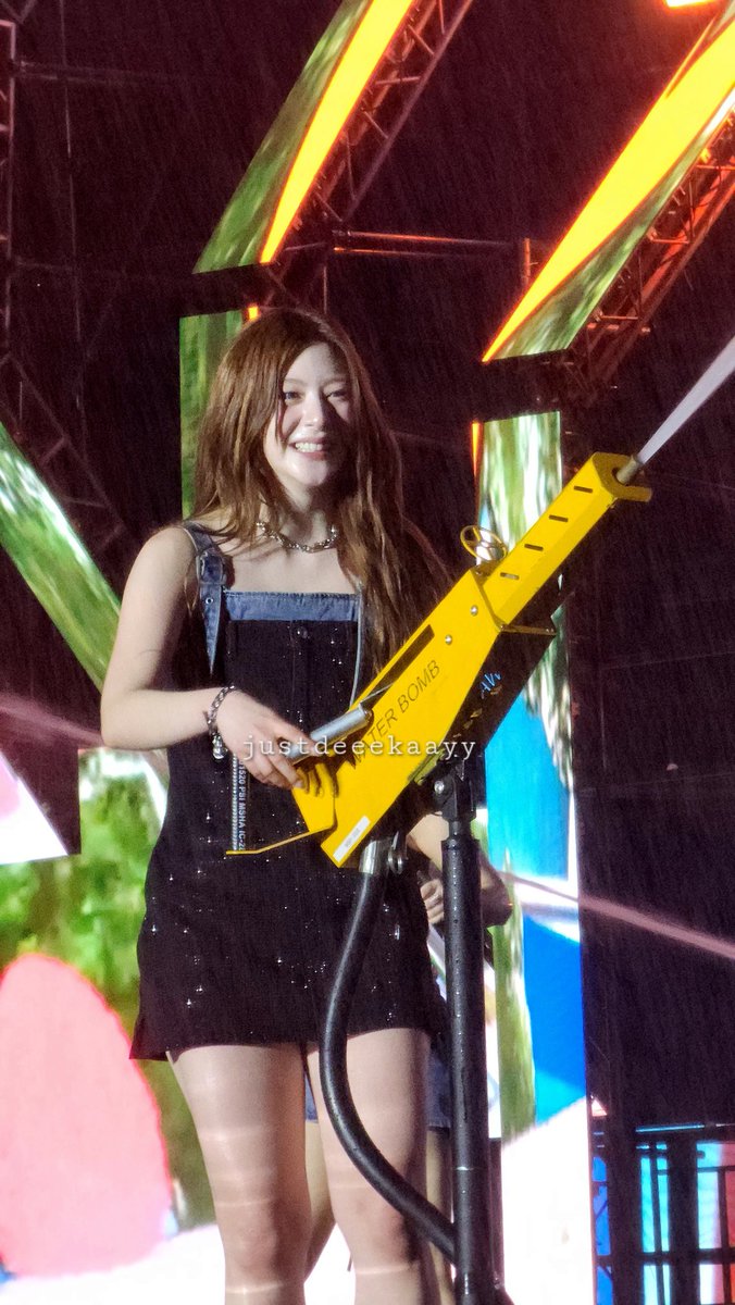 justdeeekaayy's tweet photo. I don't know her name. All i know is she's so happy on stage 🥹

#WATERBOMB
#WATERBOMB2025
#WATERBOMBMANILA
#WATERBOMBMANILA2025
#stayc https://t.co/whwsVYCPq7