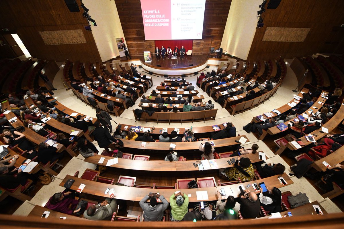 SummitDiaspore's tweet photo. In diretta da Roma per il Sesto Summit Nazionale delle #Diaspore ✨
@aics_it @cooperazione_it @OIMItalia https://t.co/odq6QyeKNi