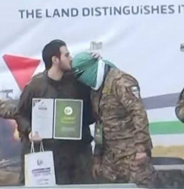 Bugün esir takası kapsamında serbest bırakılan İsrailli rehine bir Kassam Tugayını başından öptü.