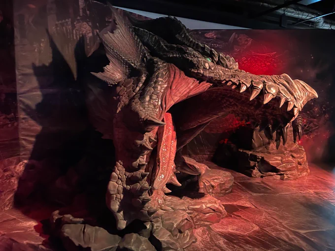 #大狩猟展「ニュートラルなドラゴンスタイルがモンハン界では逆に際立つ」デザインコンセプトなのが良いなあと思い、舌の照り感をみてタン塩美味しいのだろうかと考えていました。AR体験は筋肉しっかりないとドラゴンも空飛べないよなあ〜と質感も感じる近さで見れて最高。 