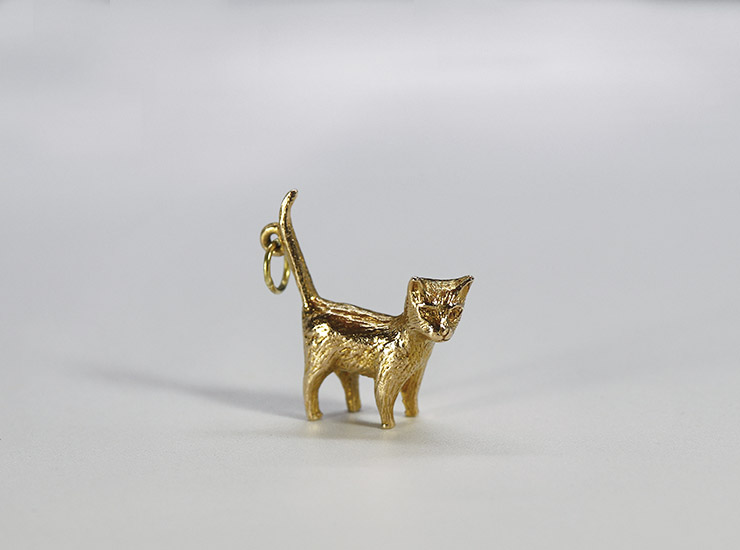 antique_ringie's tweet photo. 今日2月22日は猫の日。可愛いヴィンテージ9金ねこチャームをアップしました。 https://t.co/04bBhZfdGR