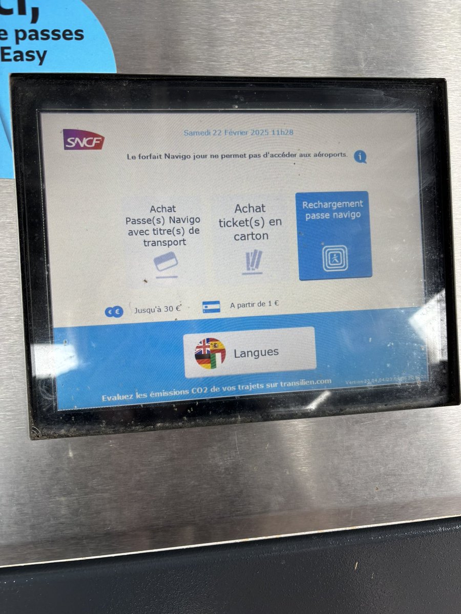 ChloeGascoin's tweet photo. @RERC_SNCF à la gare d'Etrechy, la borne de tickets ne fonctionne pas, on ne peut même pas acheter le pass easy, ce serait bien de régler ce problème car on ne peut pas prendre le train 👍🏻 ou alors on tente en espérant ne pas se prendre une amende 🙃 https://t.co/5i5AbQzbJW