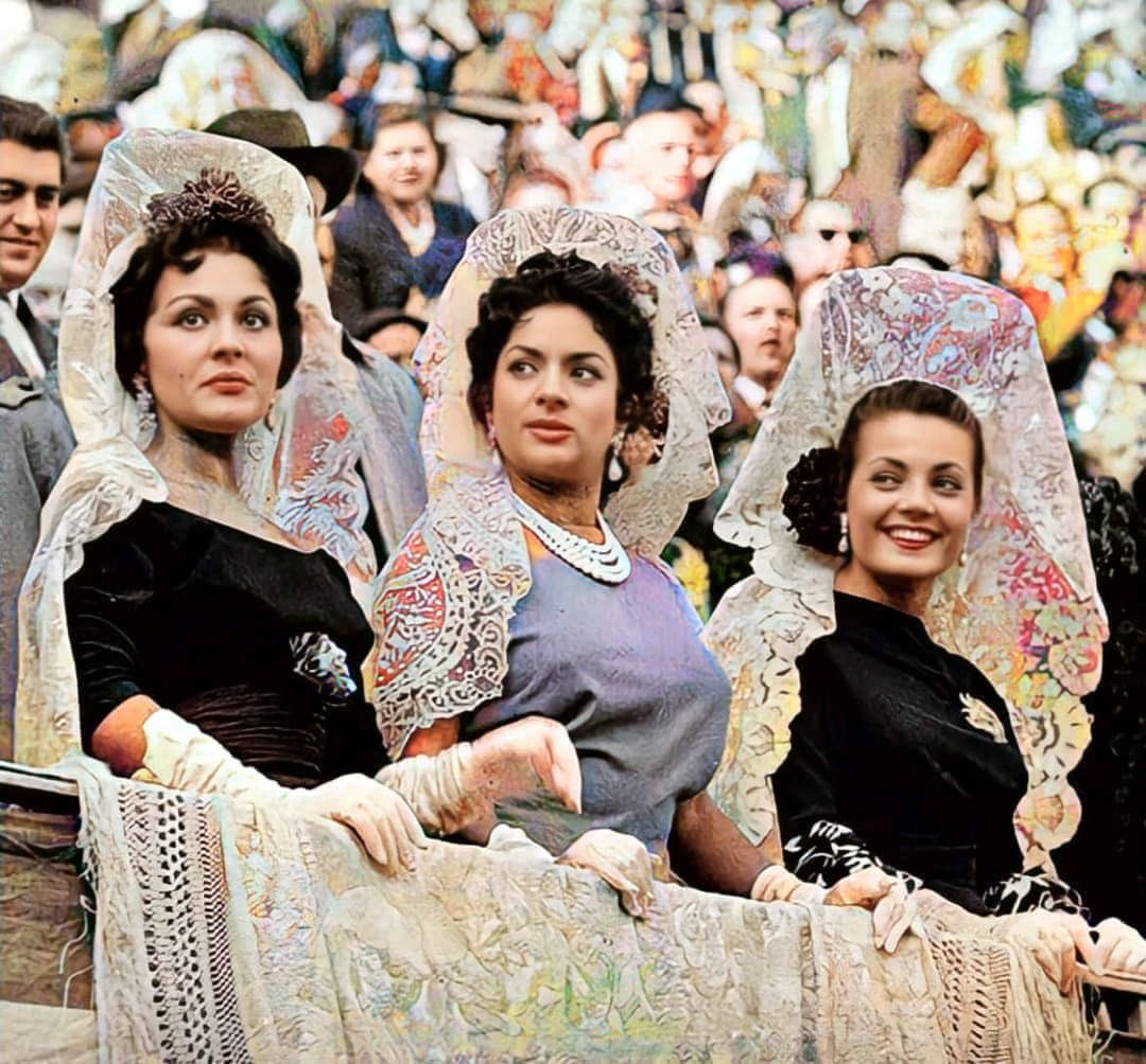 Magicalspain's tweet image. Paquita Rico, Lola Flores and Carmen Sevilla attending bullfighting. Seville, 1968.