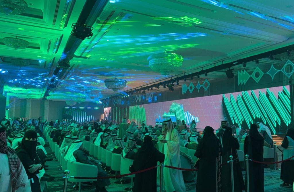 AlbaraAlbuali's tweet photo. الحدث الأكبر من نوعه في المحافظة !

#منتدى_الأحساء_2025، الذي حظي برعاية كريمة من صاحب السمو الملكي الأمير سعود بن نايف بن عبدالعزيز، #امير_المنطقة_الشرقية، ودعم واهتمام من صاحب السمو الملكي الأمير سعود بن طلال بن بدر، #محافظ_الأحساء، وبحضور عدد من أصحاب المعالي والسعادة.

تشرفت ولله الحمد، بتقديم الجلسات الرئيسية للمنتدى على مدى يومين، والتي استضافت شخصيات مجتمعية بارزة في مختلف المجالات من أصحاب المعالي والسعادة، كما كان لي شرف تقديم الحفل الختامي للمنتدى الذي أقيم برعاية سمو محافظ الأحساء.

#منتدى_الأحساء_2025، الذي جاء تحت شعار “اقتصاد مستدام”، استعرض 45 فرصة استثمارية بقيمة 14 مليار ريال، وناقش قضايا التوطين والسياحة والبنية التحتية، لتعزيز التنمية وفق مستهدفات #رؤية_2030.

شكرًا لسمو محافظ الأحساء على دعمه وحرصه الدائم على #الأحساء وأهلها، والشكر موصول لغرفة الأحساء ولكل القائمين على هذا الحدث المميز.
