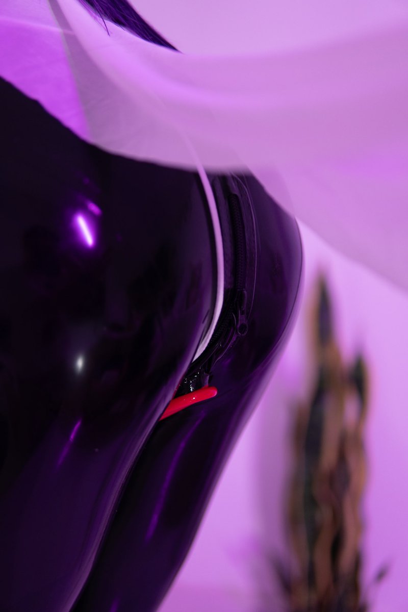 ⚫️🔴
“请选择想要使用的部位”

📷: <a href="/RedNeko7/">Redneko</a> &amp; <a href="/GluhendeBlatter/">葉</a> 
#kigurumi #latex #着ぐるみ