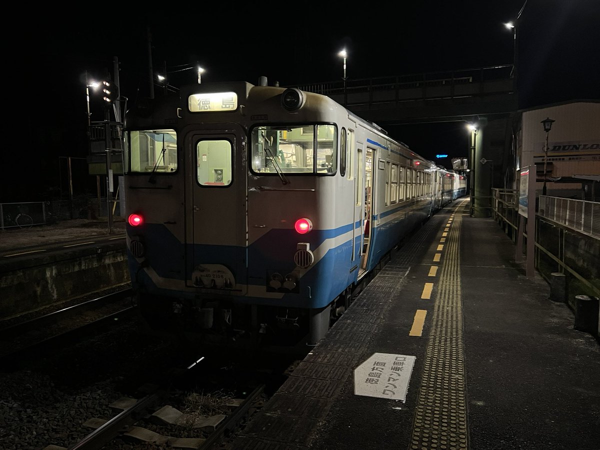 222tamatama's tweet photo. 高松1833発徳島（2109着）行き #363D 普通列車で終点徳島まで向かってます。
編成は徳島方からキハ40 2142＋キハ47 145＋キハ40 2108で、キハ47に乗ってす。
讃岐白鳥で、「想望」を歌いながら写真撮りました。
外は寒かです😵
#国鉄型車両
#キハ47
#キハ40
#JR四国
#四国再発見早トクきっぷ
#BROS1991 https://t.co/yUiMooNz6K
