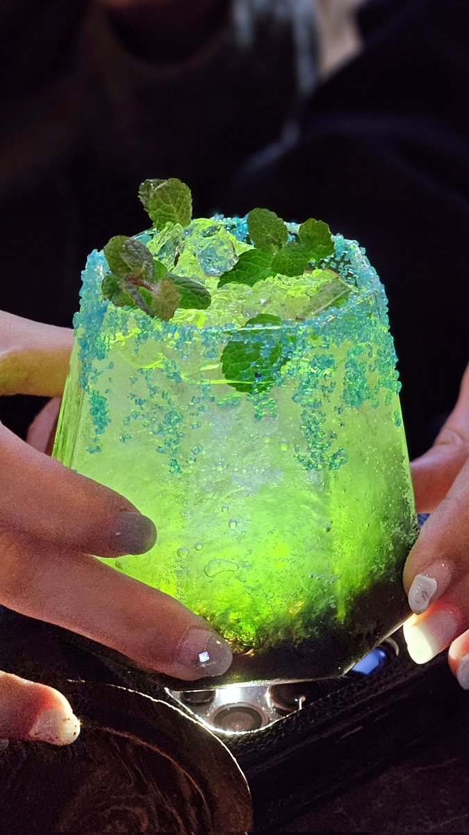 헤렌 컨셉으로 칵테일을 💚🤍