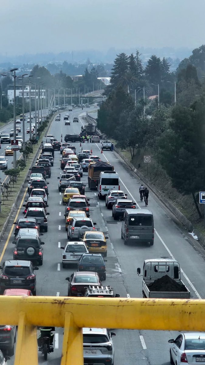 URGENTE 🚨 ‼️.

 <a href="/pabelml/">Pabel Muñoz L.</a>, valoramos las acciones de control vehicular, pero ¿cerrar a un carril la #RutaViva un sábado? 
Esto es falta d planificación q afecta a la movilidad. <a href="/AMT_Quito/">AMTQuito</a> <a href="/washo2627/">MBA. Washington Martínez Suasnavas</a>, la paciencia d Tumbaco está al límite. 
Exigimos soluciones efectivas no caos!
