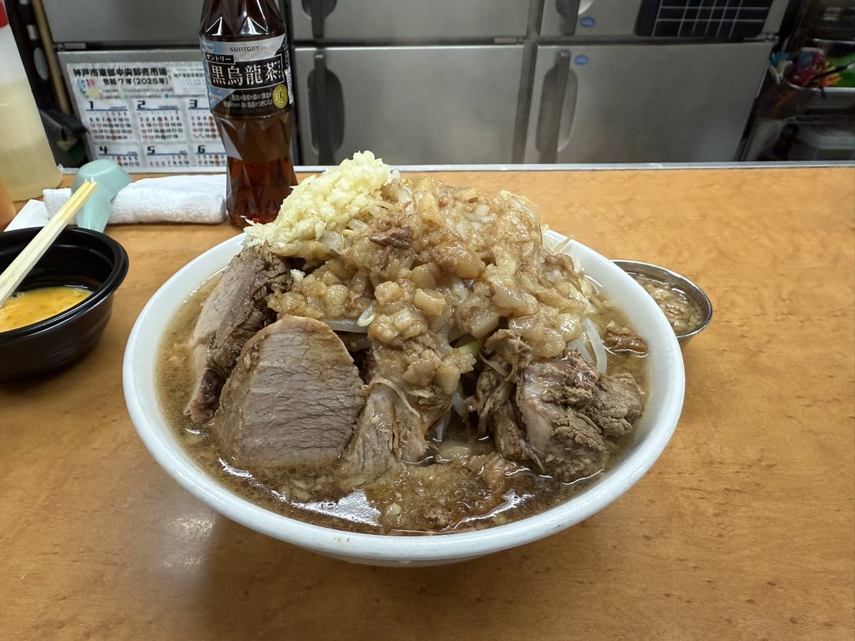 sam_chex's tweet photo. 歴史を刻め　六甲道

ニンニクありヤサイマシアブラマシマシ

ガチ美味かった

豚サービス感謝🥲 https://t.co/wHxCSF3Iz4