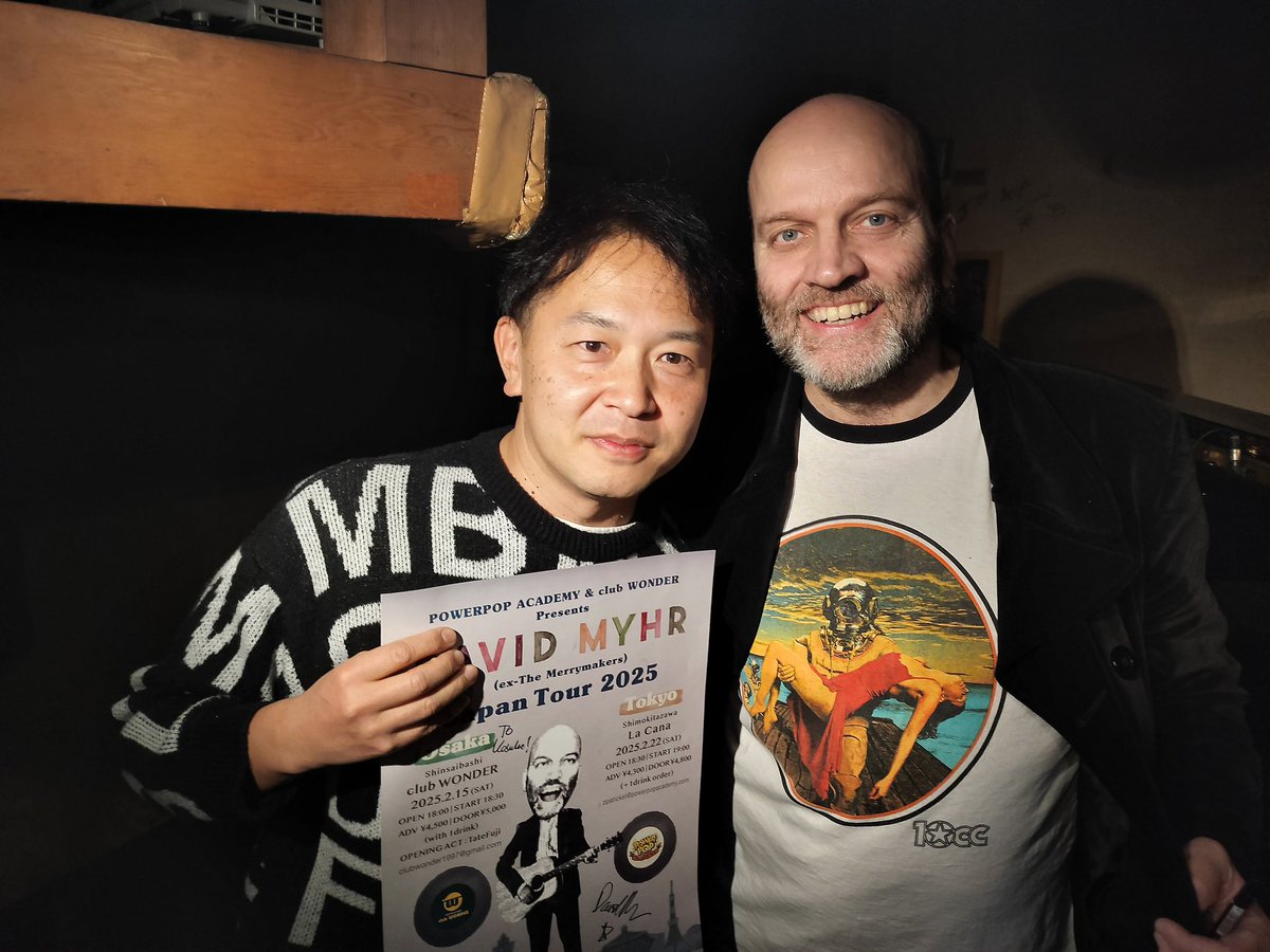 (続き)David Myhrのライブ、明るくて、適度にお客さんを参加させ楽しませるサービス精神に溢れたステージだった。
終演後、Davidに会場で買ったポスターにサインをしてもらえた。彼が10ccの『Deceptive Bends』のジャケのTシャツを着ているのが嬉しくて、それを伝えたらTシャツを見せるように写真を。