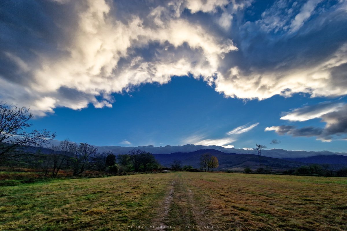 YYPhotoShots's tweet photo. Beneath an endless sky,
where light and shadow dance,
the earth whispers its quiet invitation
to wander, to dream, to breathe.

A path stretches forward,
vanishing into the embrace of the mountains,
as the heavens unfold in a fleeting masterpiece. https://t.co/Yeaa677lA4