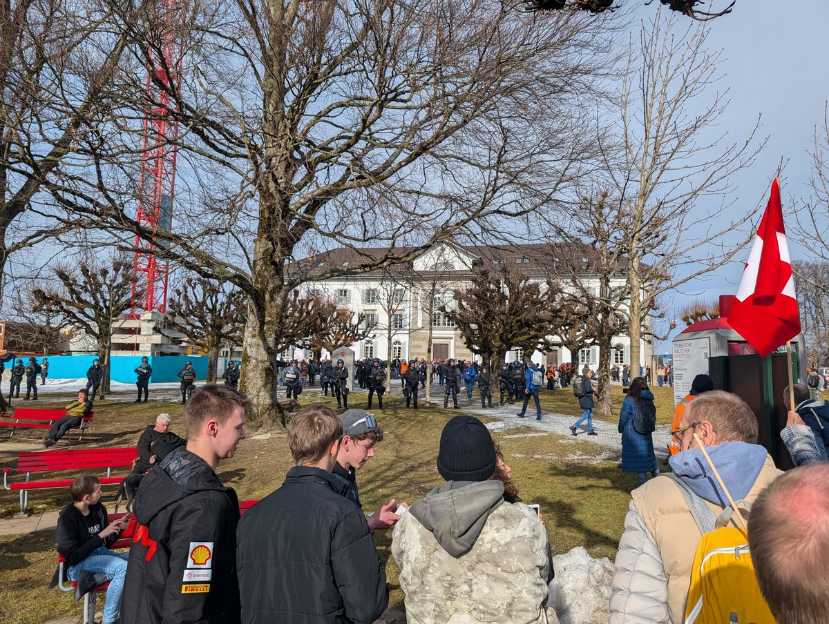 Raphael87890495's tweet image. Wenn die Antifa geschützt werden muss...
#DemogegenLinks #Einsiedeln