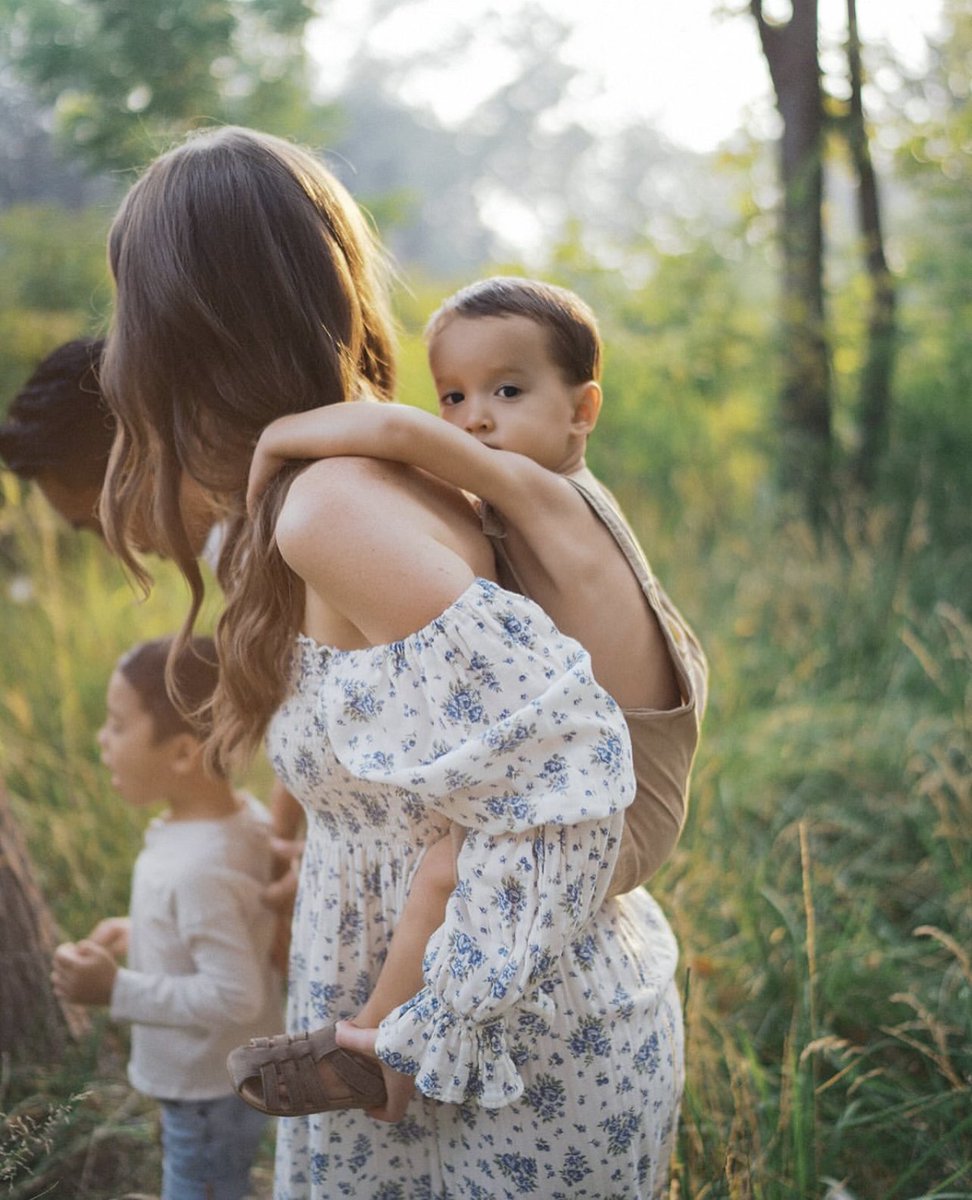 Chaos, laughter, messes, and love—that’s our kind of perfect. Real life, real family 💕 

Photographer: @hannahmann #repost 

#LifestyleBlog #FamilyPhoto #FamilyPhotography #Family #FamilyTime #Kids #ChildPhotography #FamilyFun #Photographer #OutdoorPhotography #TheWhiteWren