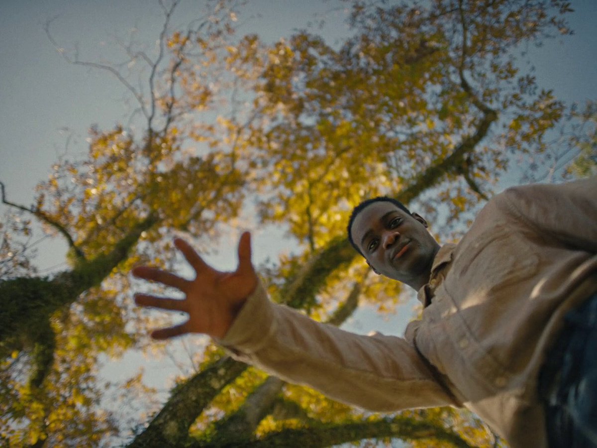 와 아카데미 작품상 후보작인 <니클의 소년들(니켈 보이즈)> 해외 VOD 구매해서 봤는데 진짜... 근래 본 작품 중 제일 좋았다 사진작가 출신 감독이라 그런지 촬영+연출이 너무 아름다웠고 퓰리처상 수상작 원작이라 스토리도 탄탄했음 왜 국내 개봉 안 하지...? 솔직히 작품상 받아도 된다고 봅니다