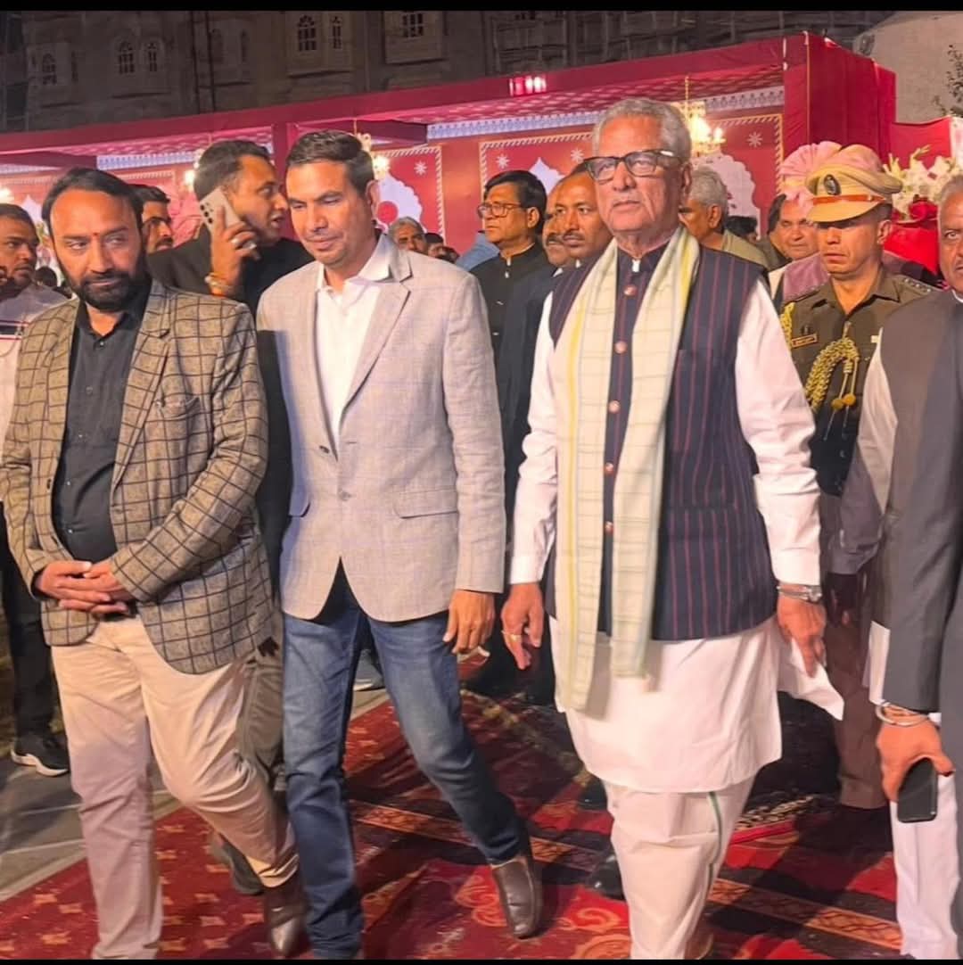 bjp_ramakant's tweet photo. जयपुर में मेरे मित्र पूर्व विधायक श्री राम लाल जी शर्मा के पुत्र के शादी समारोह में शिरकत कर बधाई और शुभकामनाएँ प्रेषित की ! इस शुभ अवसर पर महामहिम राज्यपाल श्री ओम माथुर जी सहित अन्य वरिष्ठ मंत्री , विधायक एवं नेतागण उपस्थित थे | https://t.co/ikBq4CBzbB