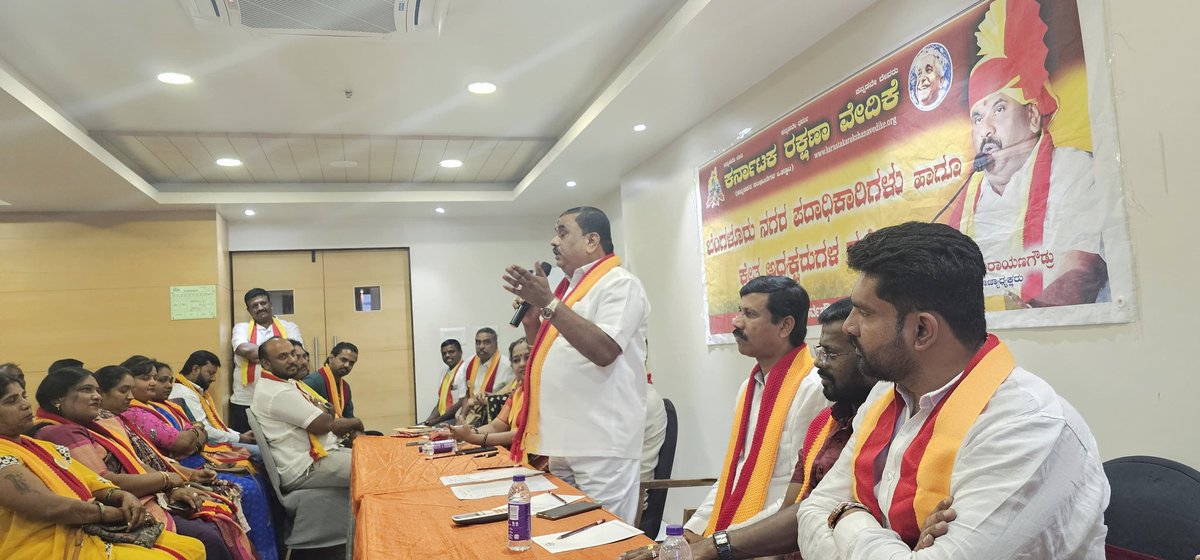 ಕೆಪಿಎಸ್ ಸಿಗೆ ಸಾವಿರಾರು ಕರವೇ ಕಾರ್ಯಕರ್ತರಿಂದ ಮುತ್ತಿಗೆಗೆ ತೀರ್ಮಾನ

ಇಂದು ಕರ್ನಾಟಕ ರಕ್ಷಣಾ ವೇದಿಕೆಯ ರಾಜ್ಯ ಮುಖಂಡರು, ಬೆಂಗಳೂರು ನಗರ ಪದಾಧಿಕಾರಿಗಳ ತುರ್ತು ಸಭೆ ಇಂದು ನಡೆಯಿತು. ಬಹಳ ಮುಖ್ಯವಾಗಿ 
ಕೆಪಿಎಸ್ ಸಿ ನಡೆಸಿದ  ಕೆಎಎಸ್ ಪರೀಕ್ಷೆಗಳಲ್ಲಿ ಕನ್ನಡ ಮಾಧ್ಯಮದ ಅಭ್ಯರ್ಥಿಗಳಿಗೆ ಆಗಿರುವ ಅನ್ಯಾಯದ ಹಿನ್ನೆಲೆಯಲ್ಲಿ ಕರವೇ