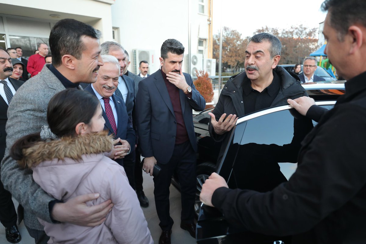 aksarayvaliligi's tweet photo. Bir dizi ziyaret ve eğitim çalıştayları
için ilimizi teşrif eden Milli Eğitim Bakanımız Sn.@Yusuf__Tekin, iki günlük çalışmalardan sonra Valimiz Sn.@malikumbuzoglu tarafından uğurlandılar.

Nazik ziyaretleri için Sayın Bakanımıza şükranlarımızı sunuyor ve yol açıklığı diliyoruz. https://t.co/huZ9S9KZXn