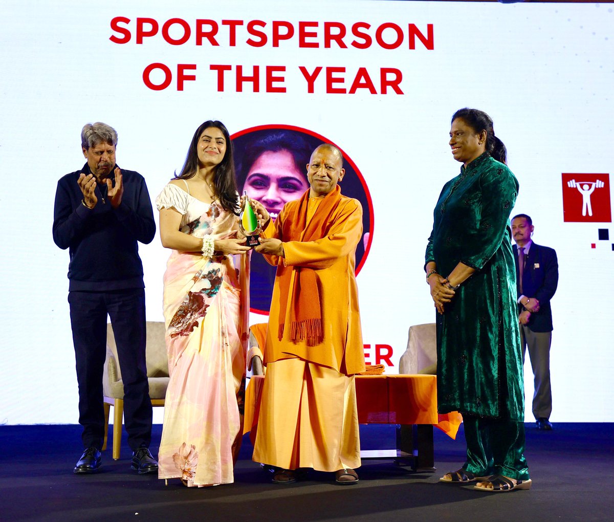 कोई भी खिलाड़ी जब खेलता है तो वह अपने देश के लिए खेलता है, उसका समर्पण, उसका अनुशासन और उसकी टीम भावना द्वारा प्राप्त परिणाम समाज को एक नई दिशा देता है।

आज लखनऊ में 'टाइम्स ऑफ इंडिया स्पोर्ट्स अवॉर्ड्स' कार्यक्रम में खेल जगत से जुड़ी देश की प्रतिष्ठित विभूतियों को सम्मानित किया।