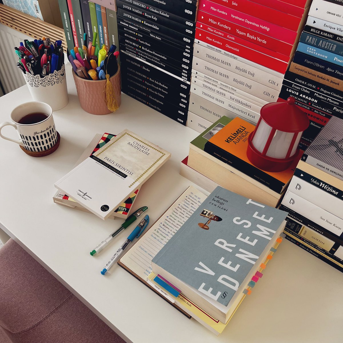 "..okumak ve yazmak en sevdiğim uğraştı.  Şafak sökene kadar, artık kelimeleri seçip okuyamaz hale gelene ve bin bir düşüncenin bir girdap gibi başımı döndürdüğü vakitlere kadar bir kitabın başında nasıl da zevkle otururdum.."

💫
Austerlitz
Sebald