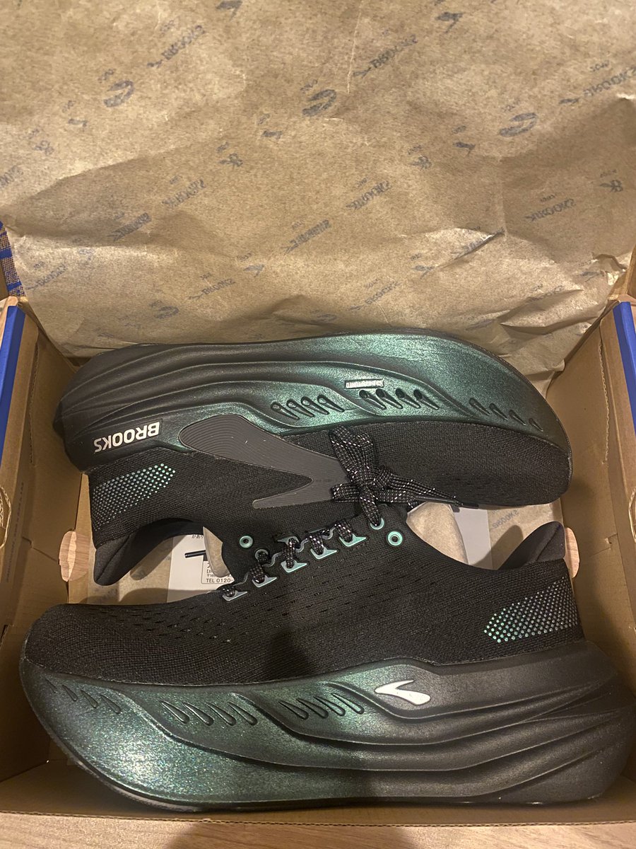 ブルックスポップアップでグリセリンマックスの限定カラーを購入！！
ラス1？ぐらいだったので危なかった、、、
それにしてもカッコ良すぎる！