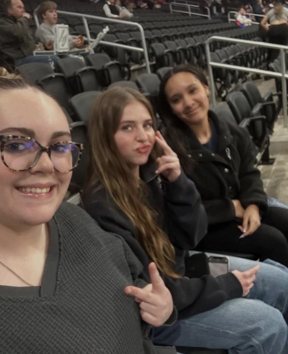 Watching a Spurs game‼️
<a href="/abigail12770390/">Abigail G. Williams</a> 
<a href="/Josie_Cramer1/">Josie Cramer</a> &amp; Trinity!
