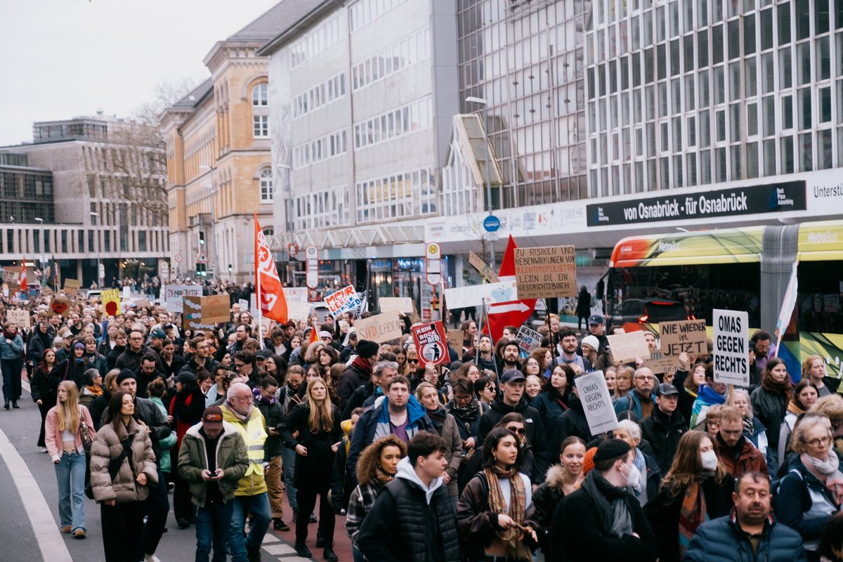 Über 1.000 Menschen sind heute in #Osnabrück dem Aufruf der „Antifaschistischen Mitmach-Kampagne – den Rechten die Räume nehmen“ gefolgt, um vor der Bundestagswahl zu demonstrieren. Unter dem Motto „Für konsequenten Antifaschismus – an jedem Tag!“ zogen sie durch die Innenstadt.