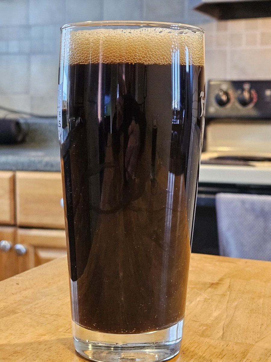 Lilcampibrew's tweet photo. Kicking off the weekend with a full-sized sample pour of the freshly kegged Smoked Vanilla Pothole Porter.   It's perfect!  Comes in at 6.3%
#craftbeer #craftbrew #homebrew #beer #drunk https://t.co/03aU34pVgs